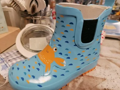 Hellblauer Gummistiefel mit Fisch-Motiv