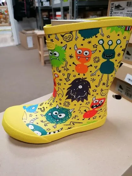 Gelber Gummistiefel mit bunten Monstern