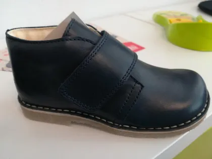 Dunkelblauer Leder-Halbschuh mit Klettverschluss