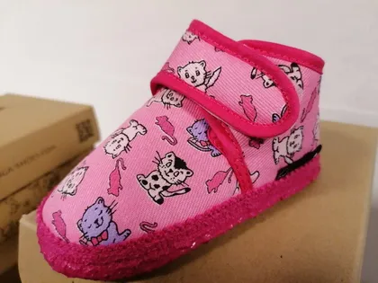 Pinker Hausschuh mit Katzen-Muster