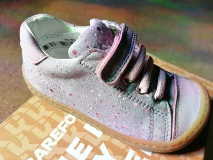 Silberner Klettschuh mit bunten Glitzerpunkten