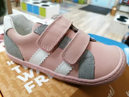 Rosa Klettschuh mit weißen Streifen