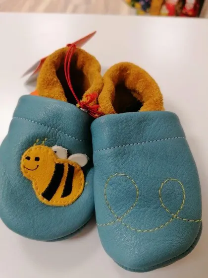 Hellblauer Krabbelschuh aus Leder mit Bienen-Motiv