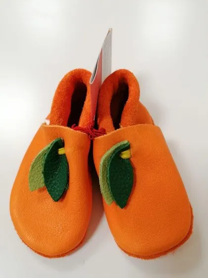 Orangefarbener Krabbelschuh aus Leder mit Blatt