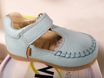 Hellblauer Lauflernschuh aus Leder mit Klettriemen