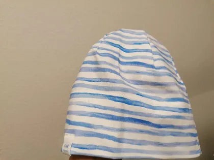 Beanie mit blauen Streifen