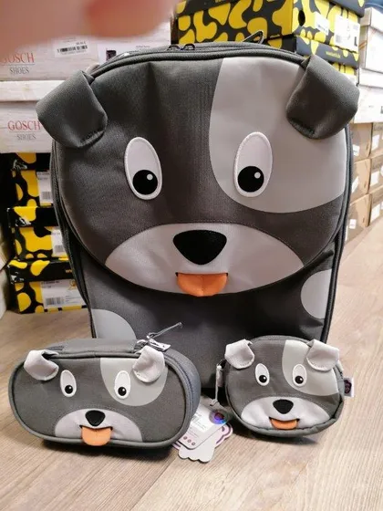 Kinderrucksack als grauer Hund mit passenden Taschen