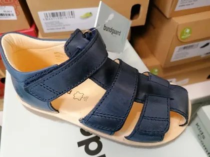 Dunkelblaue Ledersandale mit drei Klettriemen