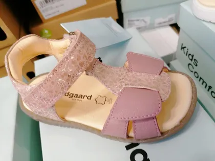 Sandale mit rosa Glitzerriemen