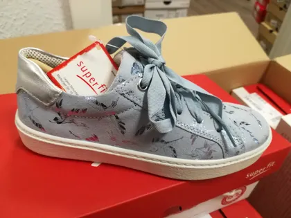 Hellblauer Schnürschuh mit Blumenmuster