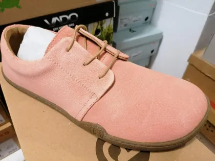 Rosa Schnürschuh aus Wildleder
