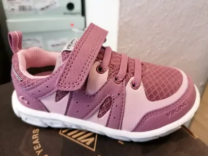 Beerenfarbener Mesh-Sneaker mit Klettriemen