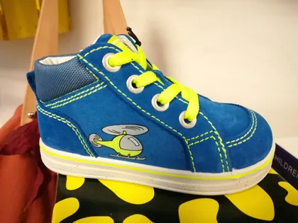 Blauer Sneaker mit neongelben Schnürsenkeln und Hubschrauber-Aufnäher