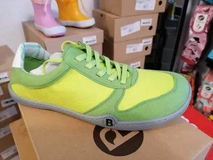 Neongelb-grüner Sneaker mit Klettverschluss