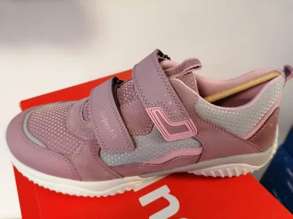 Rosa-grauer Sneaker mit Klettverschluss