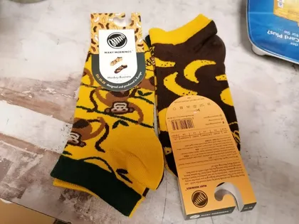 Gelb-braune Kindersocken mit Affen-Muster