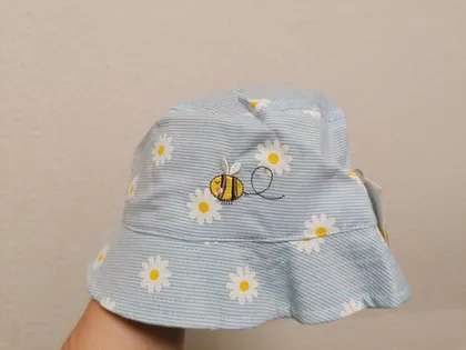 Hellblauer Sonnenhut mit Bienen und Blümchen
