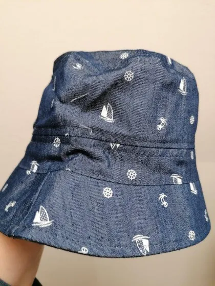 Blauer Sonnenhut mit Segelbooten