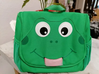 Grüne Kindertasche als Frosch