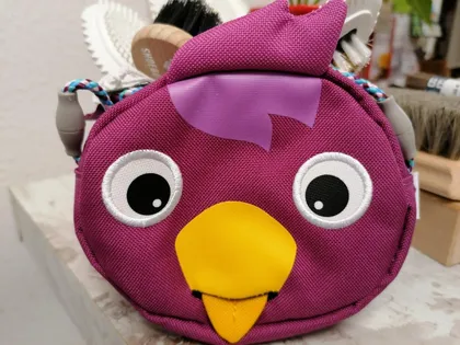 Lila Umhängetasche als Vogel